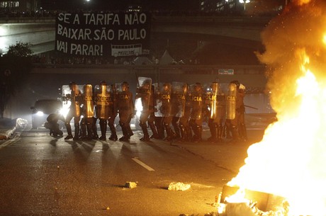Manifestantes organizam protesto contra aumento de tarifa em SP